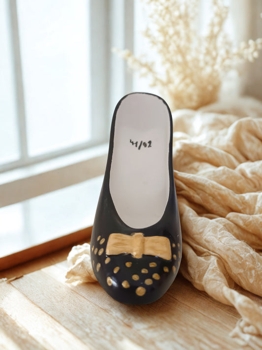 Unikat Nr. 2 – Exklusiver Gips-High Heel in Schwarz & Gold - Cozy Nook Atelier