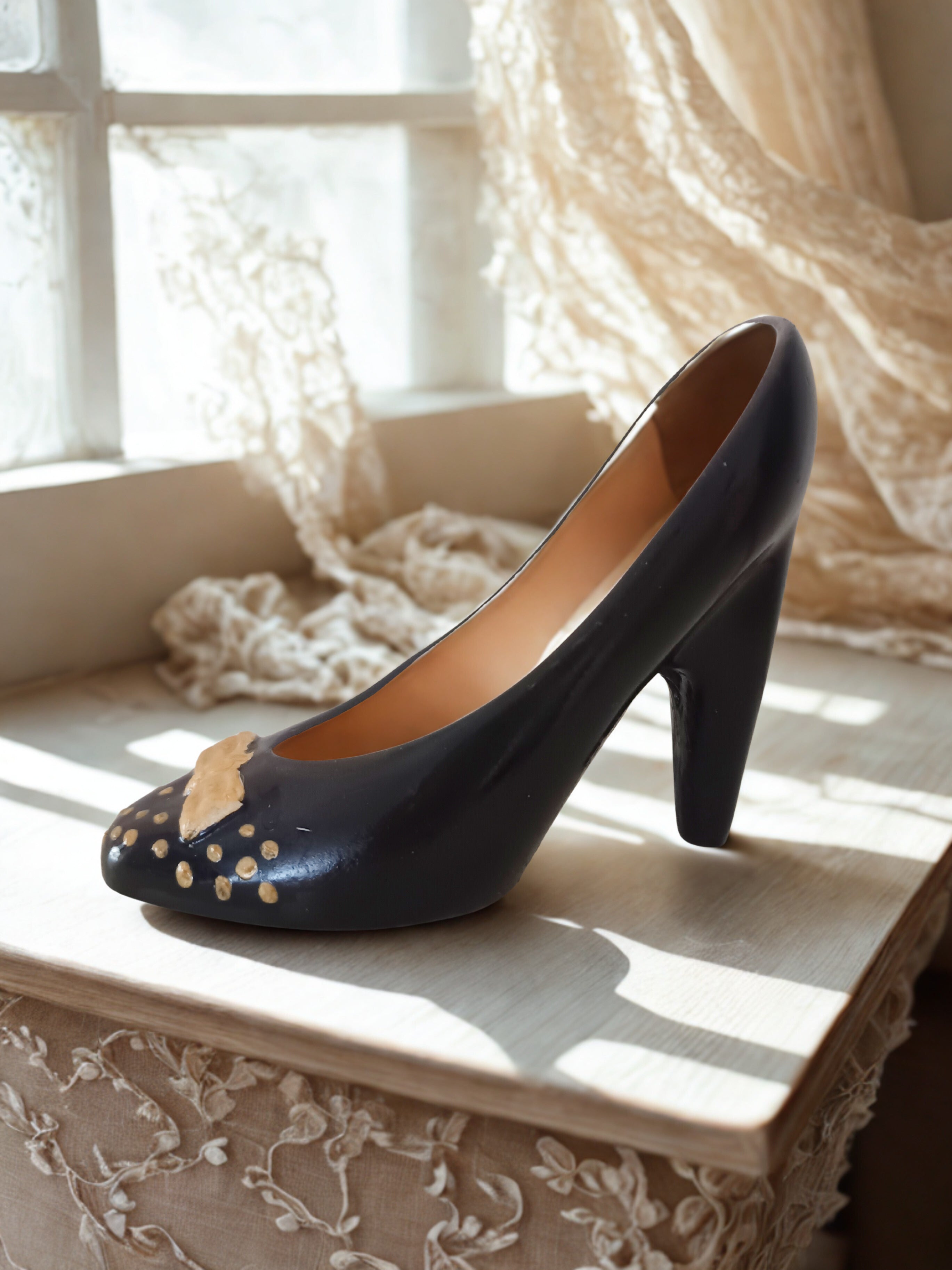 Unikat Nr. 2 – Exklusiver Gips-High Heel in Schwarz & Gold - Cozy Nook Atelier