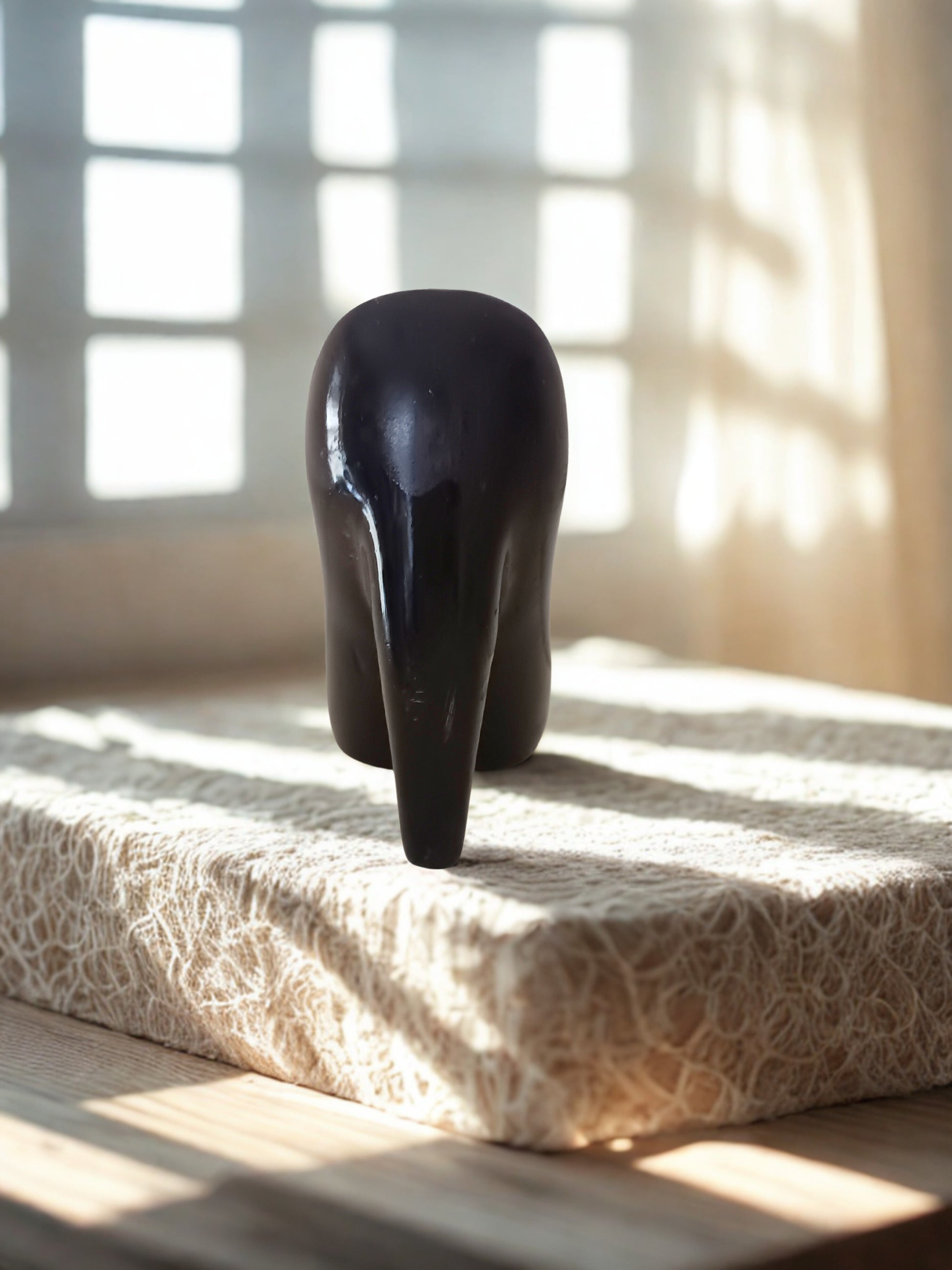 Unikat Nr. 2 – Exklusiver Gips-High Heel in Schwarz & Gold - Cozy Nook Atelier