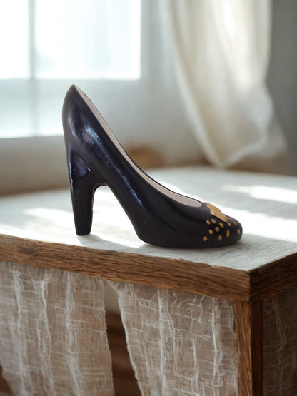 Unikat Nr. 2 – Exklusiver Gips-High Heel in Schwarz & Gold - Cozy Nook Atelier