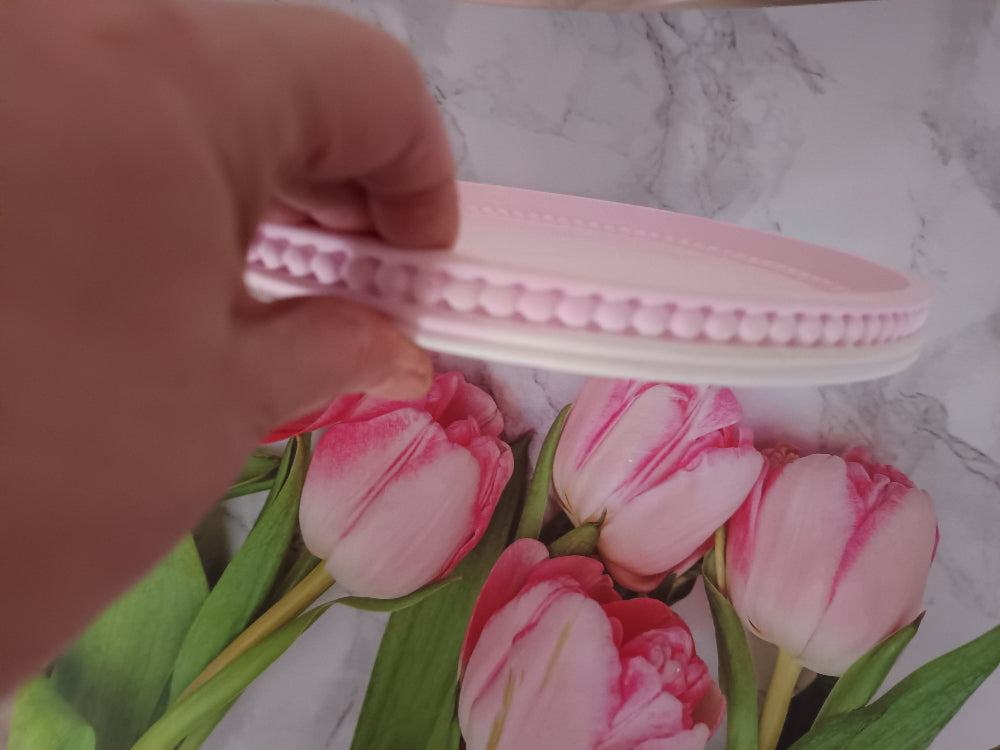 Handgefertigte Gipsplatte mit zartem Perlenrand