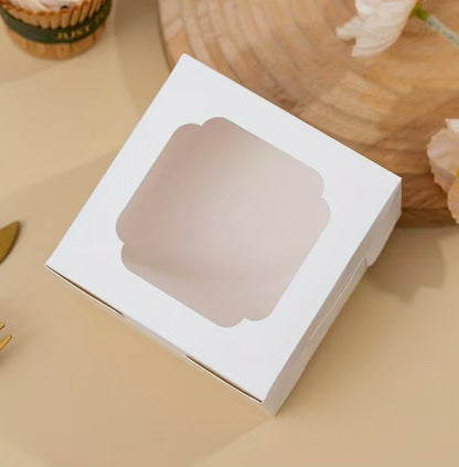 Weiße Geschenkbox mit dekorativem Sichtfenster